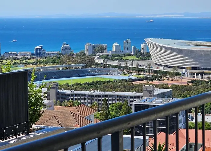 Spacious 2 Bedroom Apartment - Harbour Views