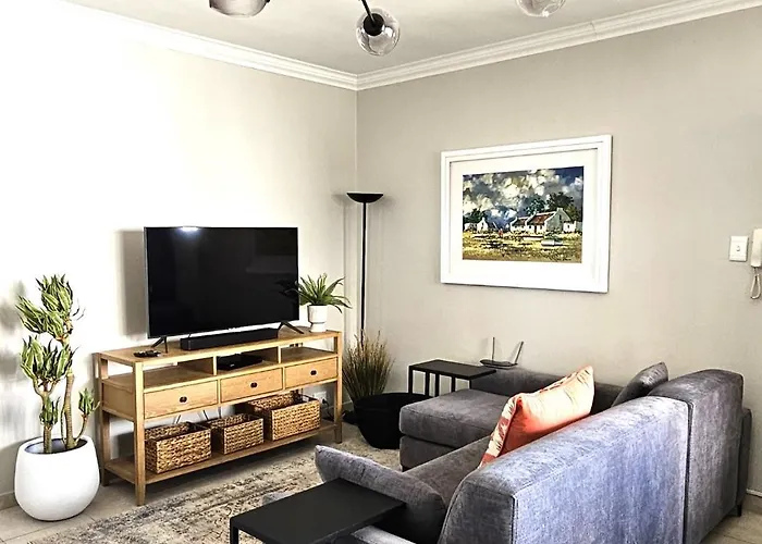 Spacious 2 Bedroom Apartment - Harbour Views