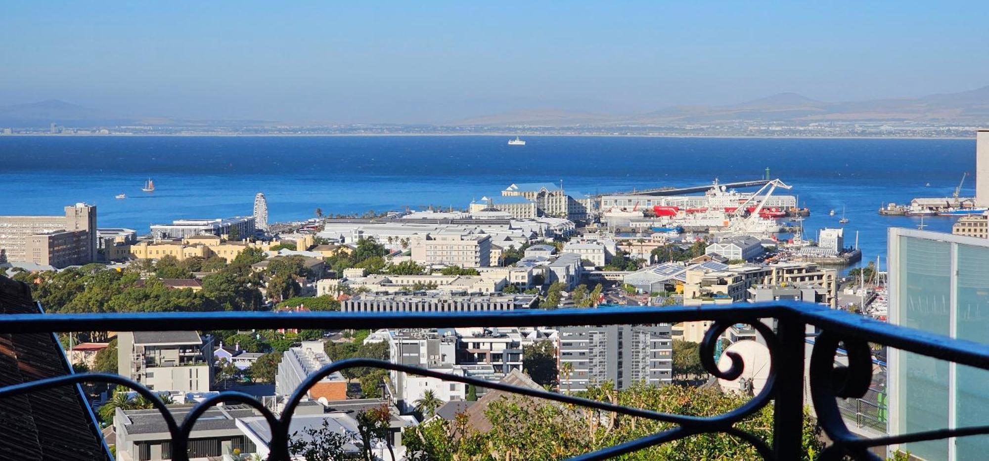 Spacious 2 Bedroom - Harbour Views Apartment